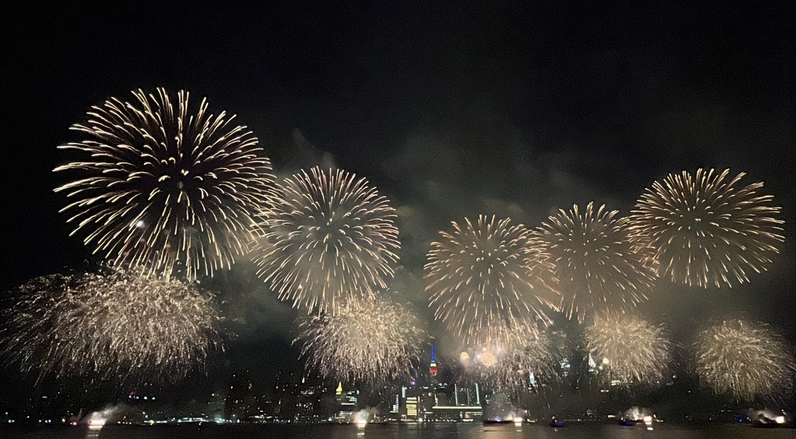 ブルックリン側から見る独立記念日の花火