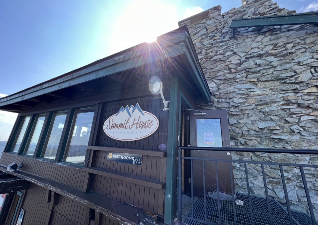 クリスタル山頂上のレストラン「Summit House Restaurant」の外観