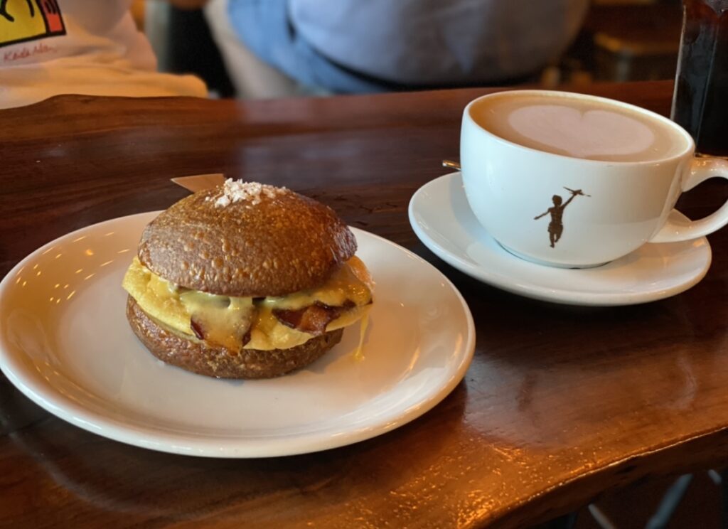 Storyville Coffee Pike Placeで食べたサンドイッチとカフェラテ